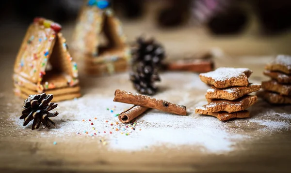 Kerst tabel. cookies en kaneelstokjes op een onscherpe backgro — Stockfoto