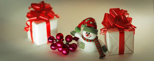 Snögubbe, julklappar och julbollar isolerade på vitt — Stockfoto