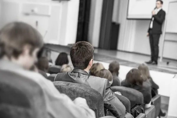 Studenti di corsi di business seduti nella sala conferenze per una formazione aziendale — Foto Stock