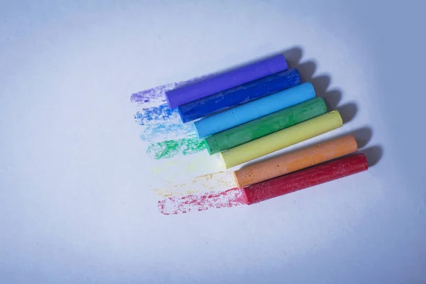 Lápices de colores ulticolores para dibujar. Aislado sobre un fondo blanco — Foto de Stock