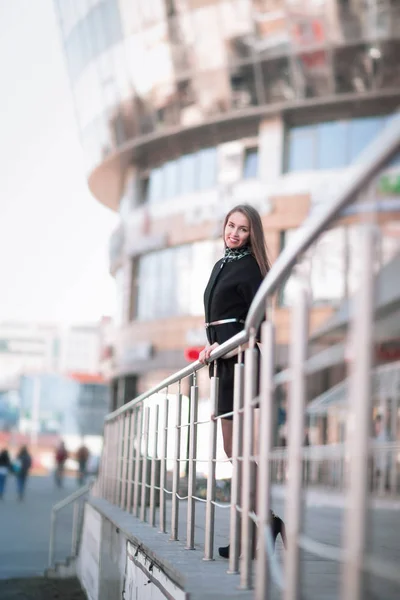Portrait of confident business woman against a modern office building — Stock Photo, Image