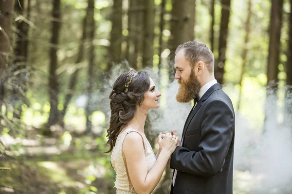 Porträtt av bruden och brudgummen på bakgrunden av parken — Stockfoto