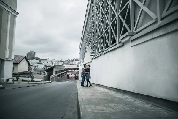 Paar verliefd lopend onderaan de straat van een moderne stad. — Stockfoto