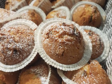 sepet içinde pudra şekeri ile lezzetli çikolatalı kek