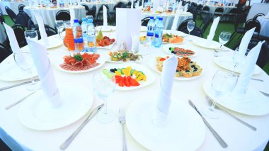 Tablo catering hizmeti gümüş ve cam ile ayarlayın.