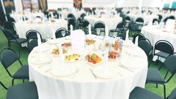 Tablo catering hizmeti ile gümüş ayarla — Stok fotoğraf