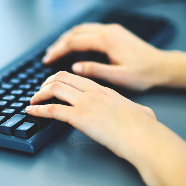 Close-up shot of a female learner typing — Stock Photo, Image