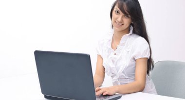 genç kadın laptop klavye üzerinde metin yazma