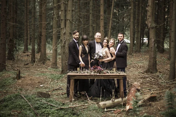 Ritratto della coppia e testimoni al picnic nel bosco — Foto Stock