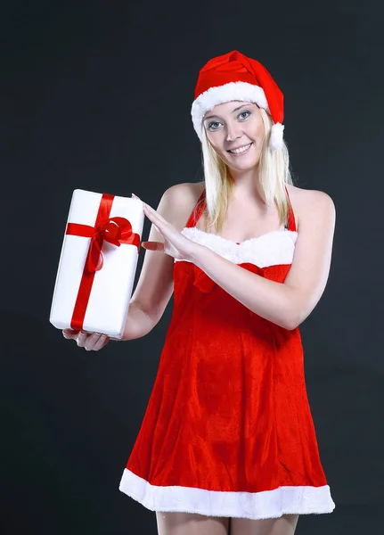 Blond kvinna i kostym jultomten med julklapp. — Stockfoto