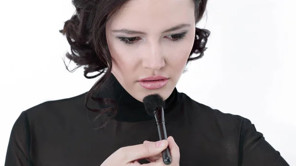 Snygg ung kvinna med borste för makeup — Stockfoto