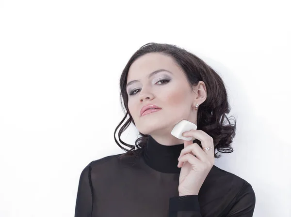 Schöne junge Frau beim Make-up — Stockfoto