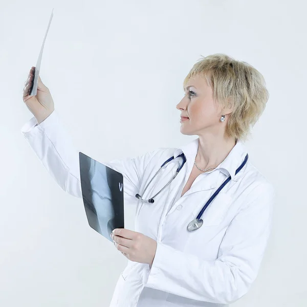 Ärztin untersucht Röntgenbild der Patientin . — Stockfoto