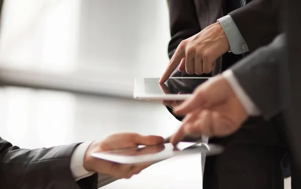 Manos de personas que trabajan con Tablet PC . — Foto de Stock