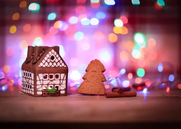 Gingerbread house and cookies are a festive background — Stock Photo, Image