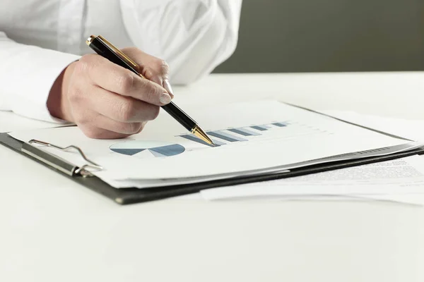 Closeup.business woman analyzing marketing graphics. — Stock Photo, Image