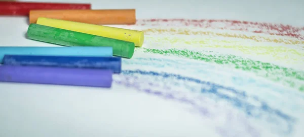 Enfants crayons à dessiner. isolé sur un fond blanc — Photo