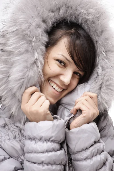 Πορτρέτο της όμορφης νεαρής γυναίκας με χειμερινό σακάκι — Φωτογραφία Αρχείου
