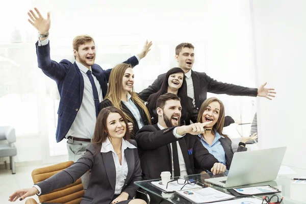 Concept of business success - cheering business team in the workplace in the office — Stock Photo, Image