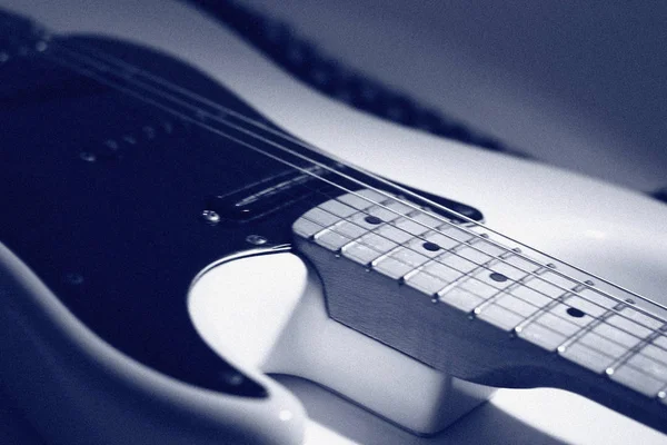 Closeup.black guitarra sobre um fundo branco . — Fotografia de Stock