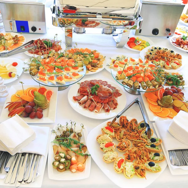 Catering asztal állítsa be a szolgáltatást, evőeszköz és pohár — Stock Fotó