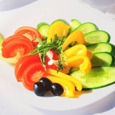 Tablo catering hizmeti gümüş ve cam ile ayarlayın.