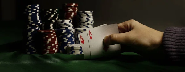Fechar. fichas de casino e cartas de jogo na mão dos jogadores . — Fotografia de Stock