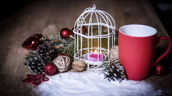성탄절 테이블에 있는 빨간 컵과 촛불 — 스톡 사진