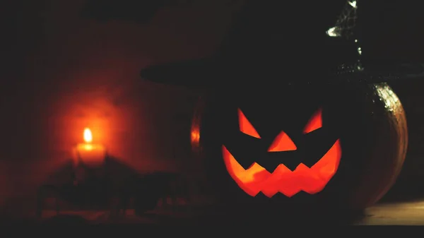 Halloween dýně s děsivou tváří — Stock fotografie