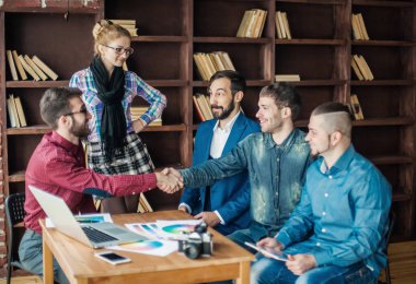 Müşteri Yöneticisi ile bir el sıkışma reklam selamlıyor