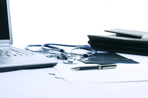 Closeup. laptop dan stetoskop di tempat kerja terapis — Stok Foto