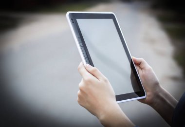 Dijital tablet tutan kişi insan ve teknoloji .closeup