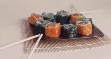 Sushi seti - Maki sushi ve chopsticks bir b farklı