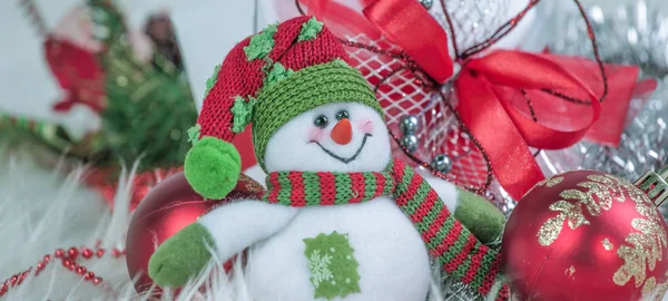 Söt leksak snögubbe, julgransdekorationer och lådor med gi — Stockfoto
