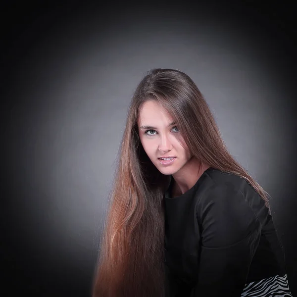 Retrato de jovem mulher elegante em vestido preto — Fotografia de Stock