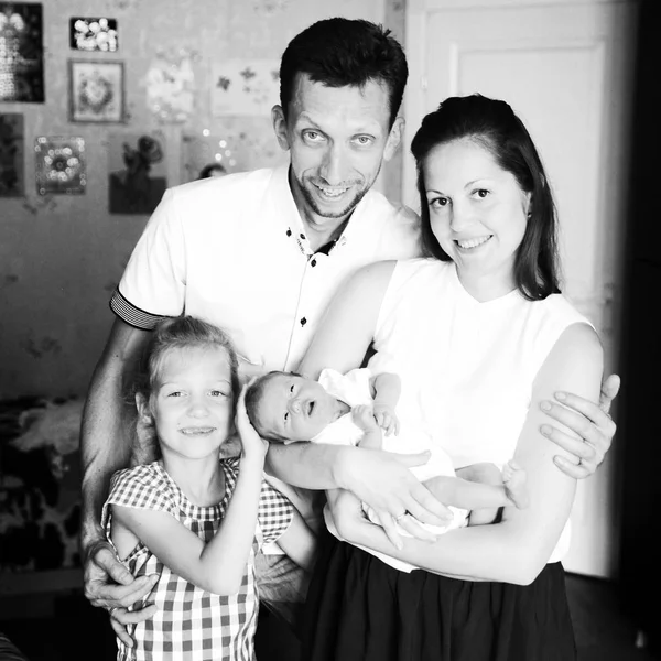 Foto en blanco y negro en estilo retro: papá, hija y mamá con — Foto de Stock