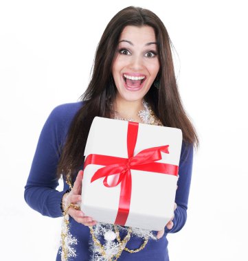 portre. Noel hediye ile mutlu güzel kadın