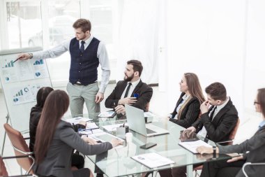 İş dünyası ekibi işyerinde yeni bir finans projesinin sunumunu tartışıyor