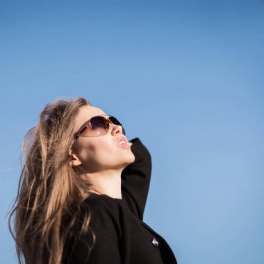 mavi bir arka plan üzerinde emin iş kadını