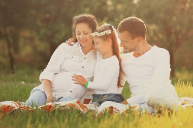 aile portresi, hamile anne, mutlu baba ve kızı üzerine bir 