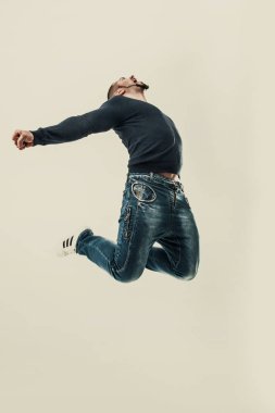 zafer - spor muhabiri - vücut geliştirmeci kavramı ile yeni başarılarından mutlu