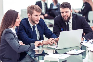 mali kayıtlar ile laptop tasarım emin iş grubunda