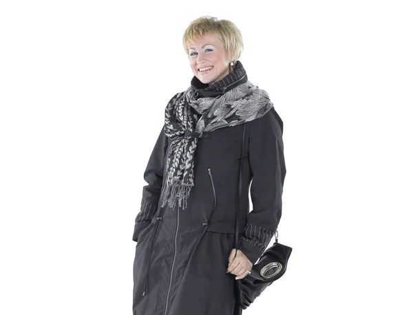 Mulher sorridente em um casaco preto e scarf.isolated no branco . — Fotografia de Stock