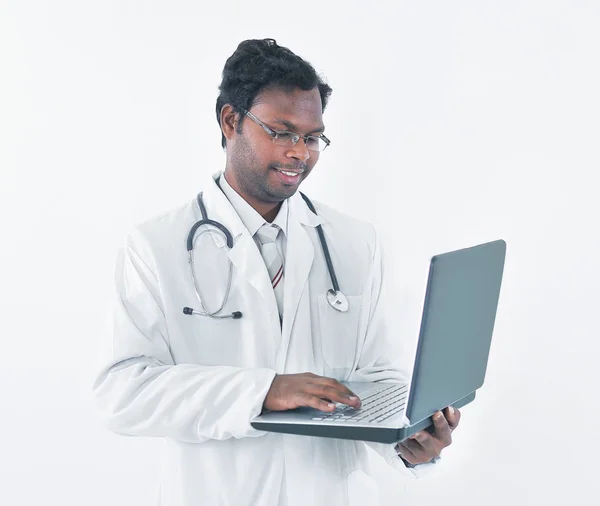 Terapeuta escribir texto en el teclado del ordenador portátil .isolated en blanco — Foto de Stock