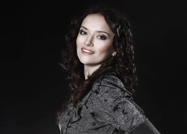 Retrato de una hermosa mujer sonriente .aislado en negro — Foto de Stock