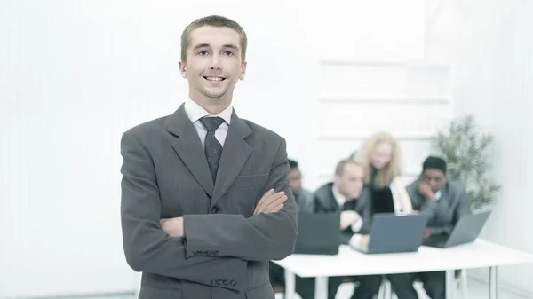 Retrato de um jovem profissional no fundo do offic — Fotografia de Stock