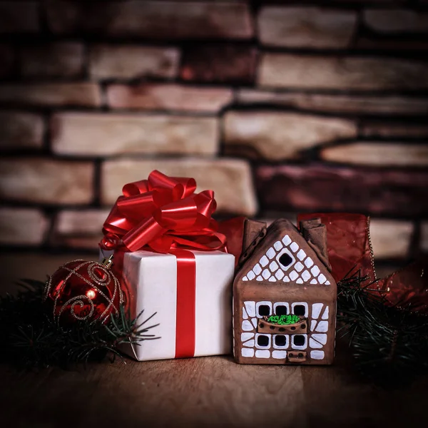 ジンジャーブレッドハウス、クリスマスボールやクリスマスプレゼント — ストック写真