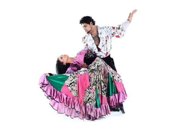 Coppia di danza professionale in costume zingaro eseguire danza popolare — Foto Stock