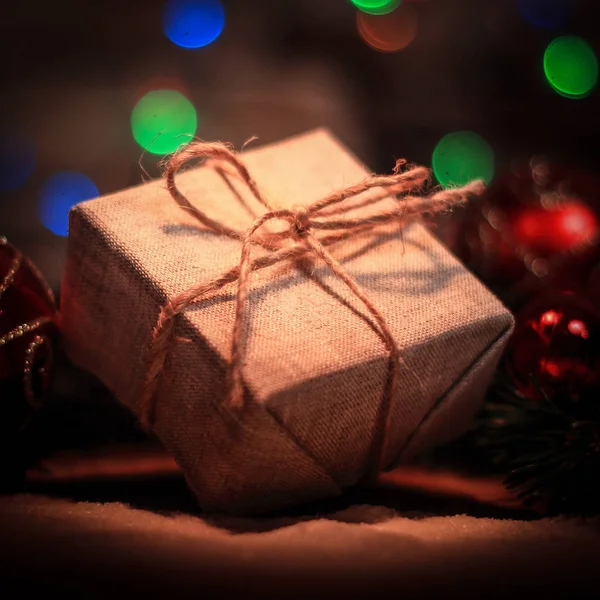 Noel ışıklarının arka planında Noel hediyesi — Stok fotoğraf
