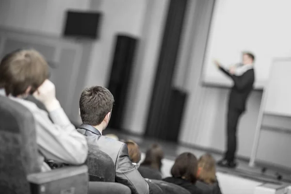 Oyentes cursos de negocios, sentado en conferencias en la moderna sala de conferencias — Foto de Stock